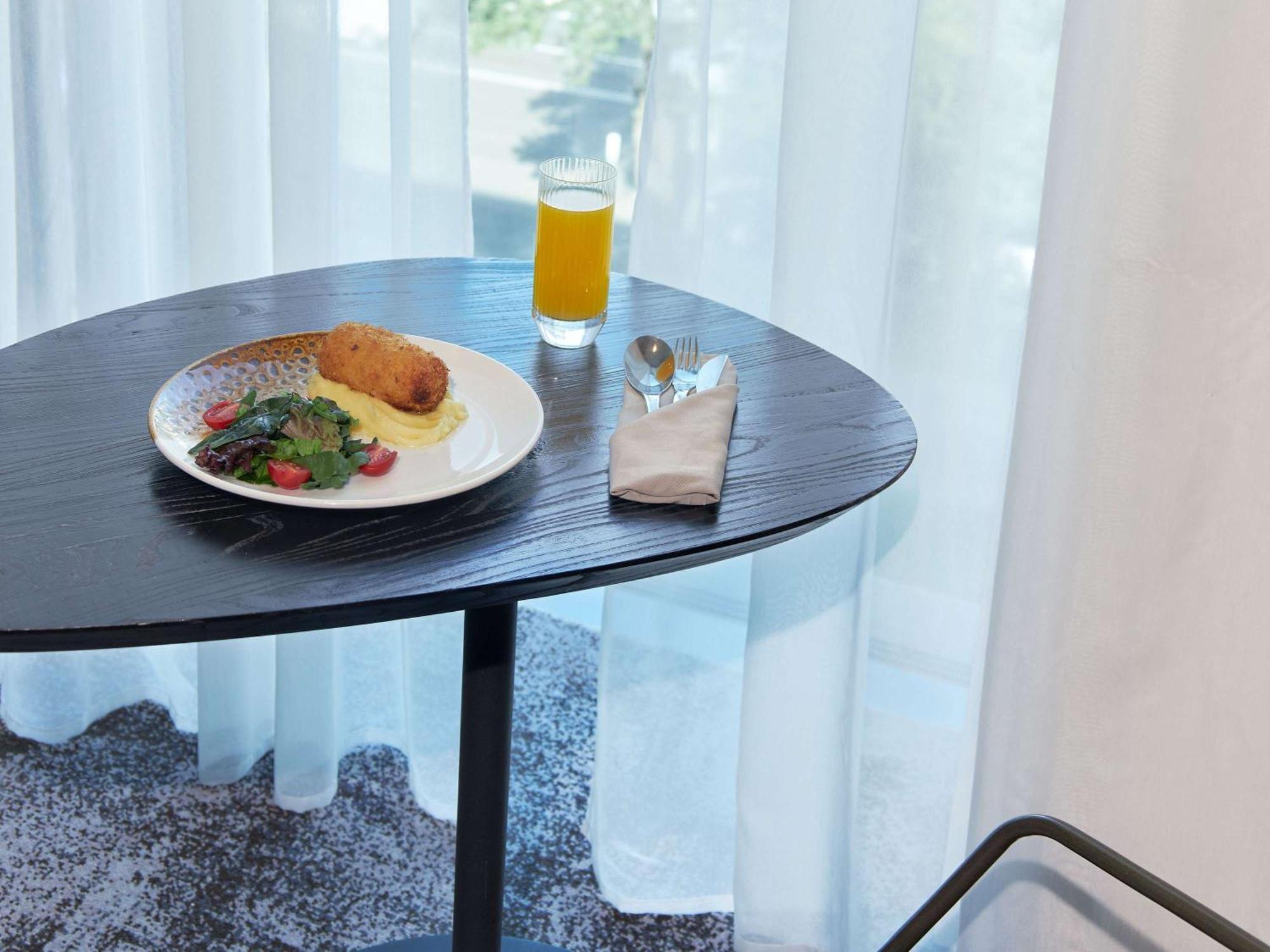 Novotel Living Almaty Jetisu Екстер'єр фото