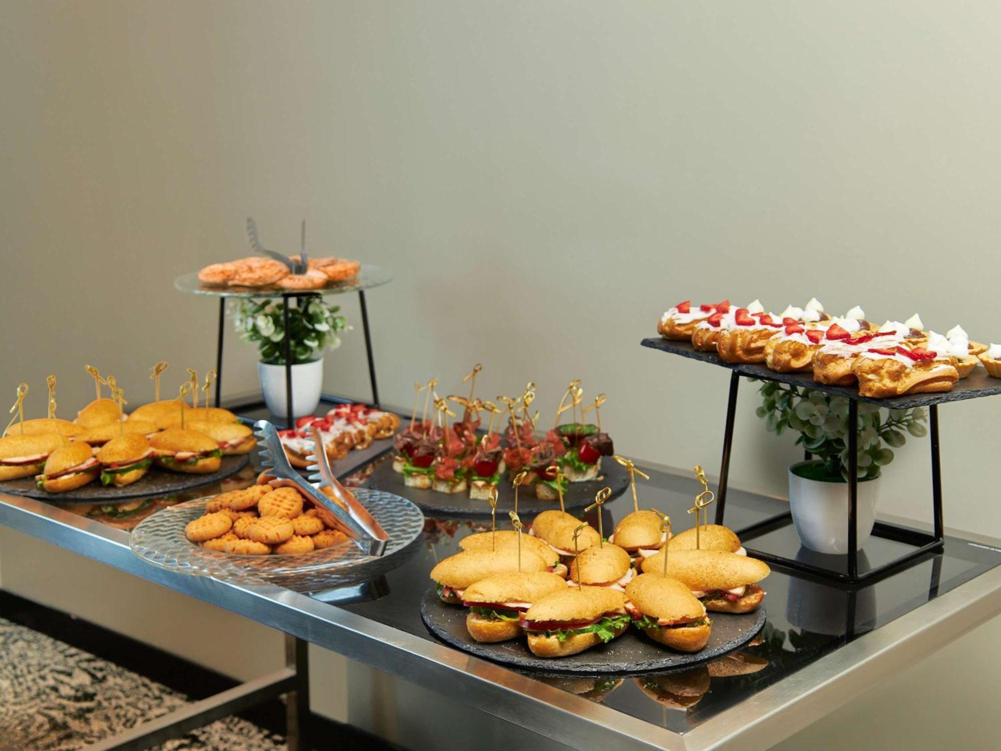 Novotel Living Almaty Jetisu Екстер'єр фото